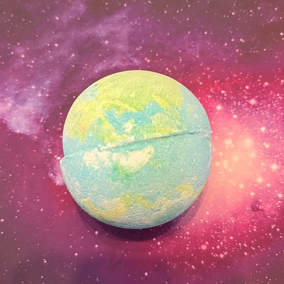 Lush Bath & Body Lush Cosmetics World Piece Bath Bomb Kitchen Box